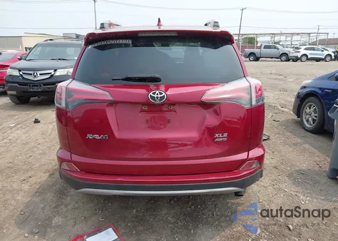 2018 Toyota Rav4 Xle z USA, uszkodzony, nr VIN JTMRFREV2JD255791
